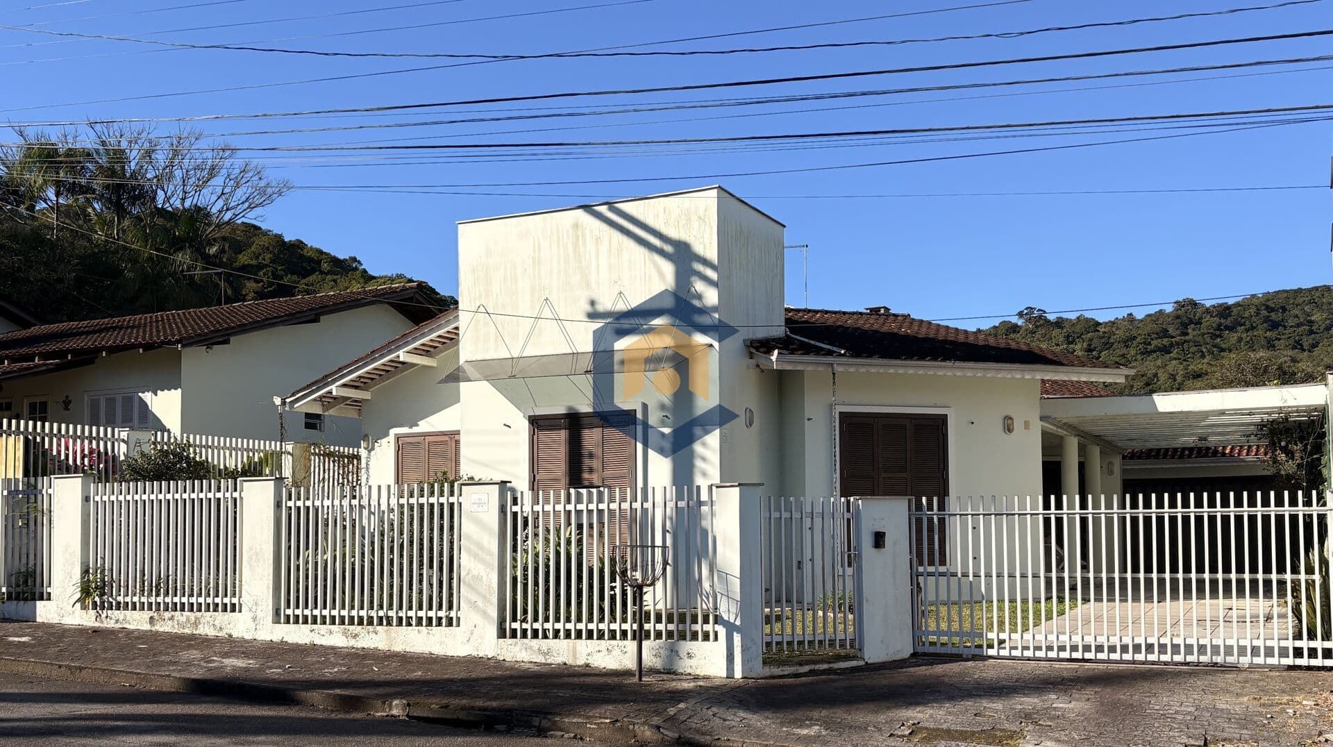 Linda casa a venda com 4 quartos no bairro Glória em Joinville/SC