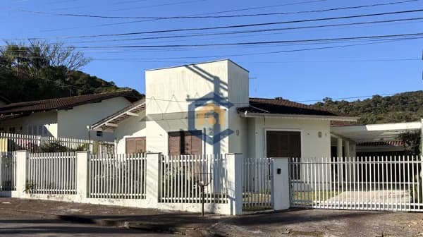 Linda casa a venda com 4 quartos no bairro Glória em Joinville/SC