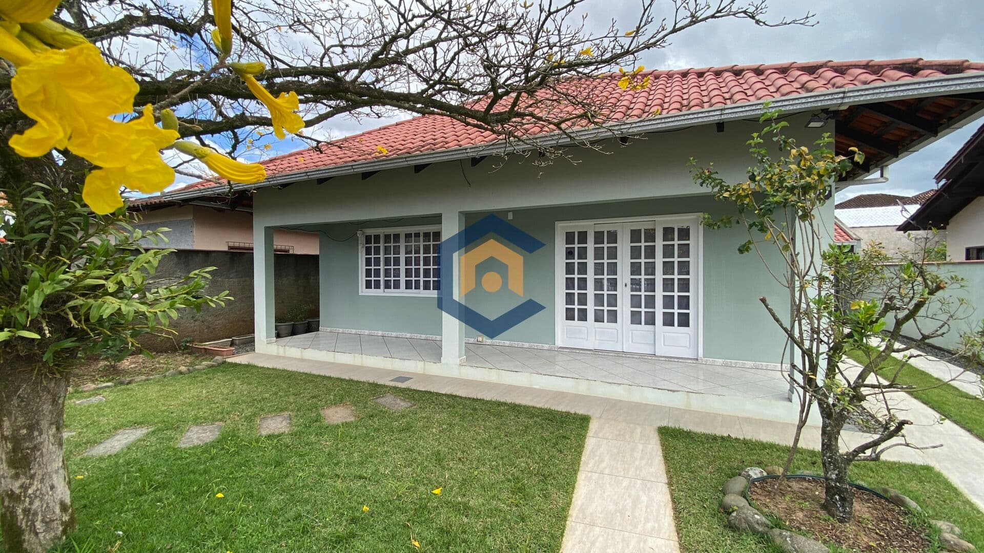 Linda Casa Averbada com 228m² a venda no bairro João Costa em Joinville / SC
