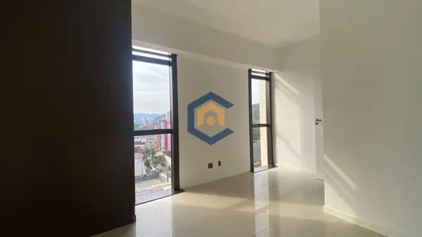 Excelente oportunidade de investimento em sala comercial à venda no bairro Centro, em Joinville/SC.