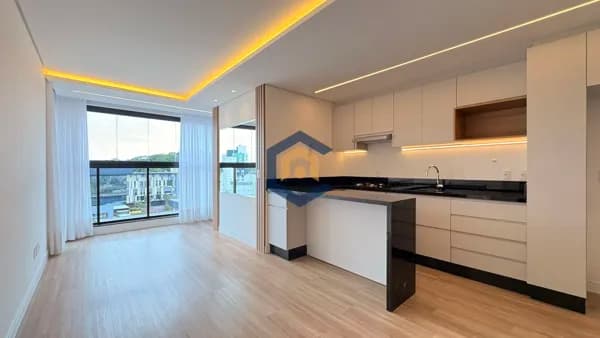 Apartamento semi mobiliado com 2 suítes e 2 vagas no bairro Anita Garibaldi, Joinville/SC