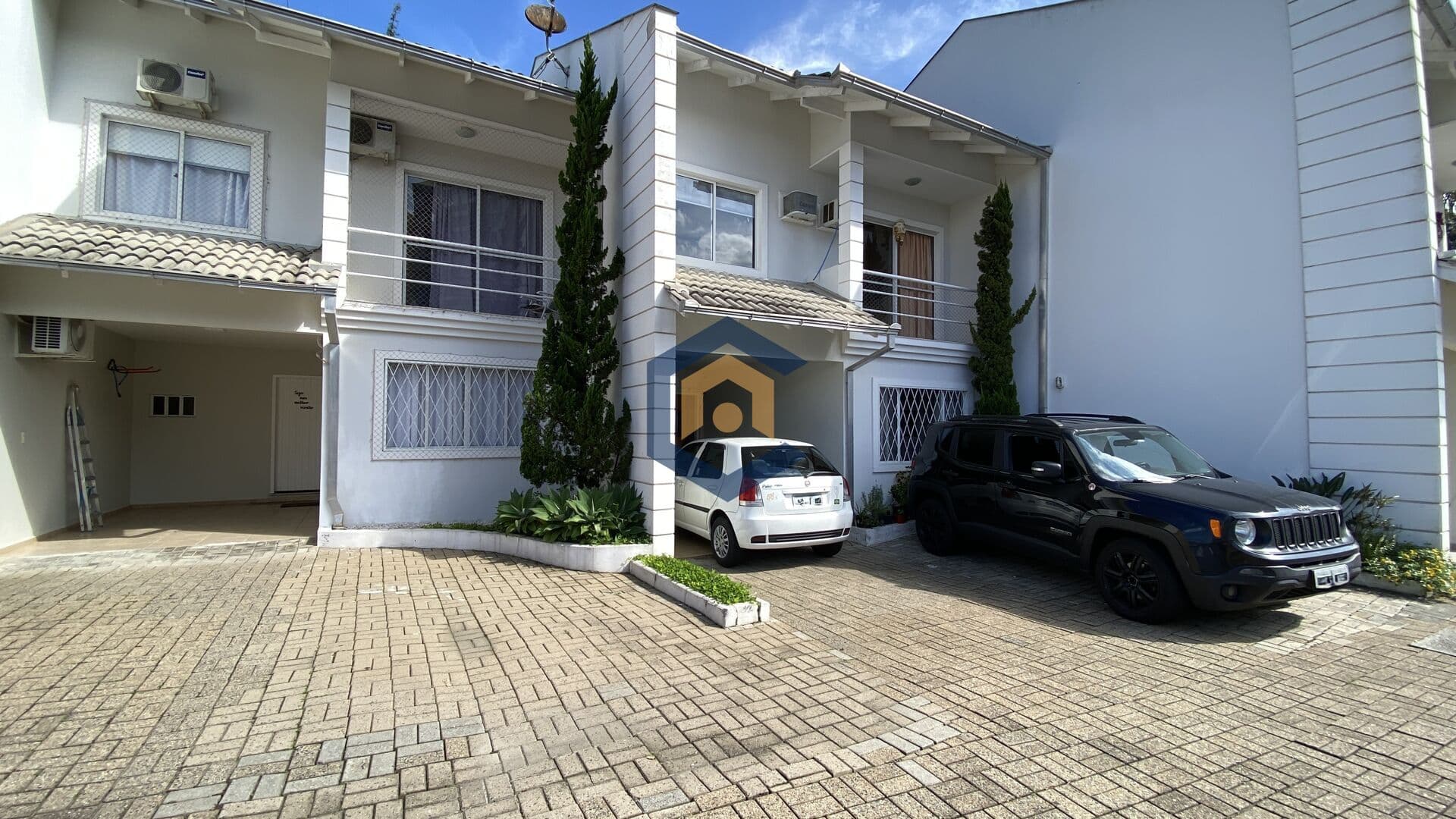Casa em Condomínio Fechado com 1 suíte + 3 quartos