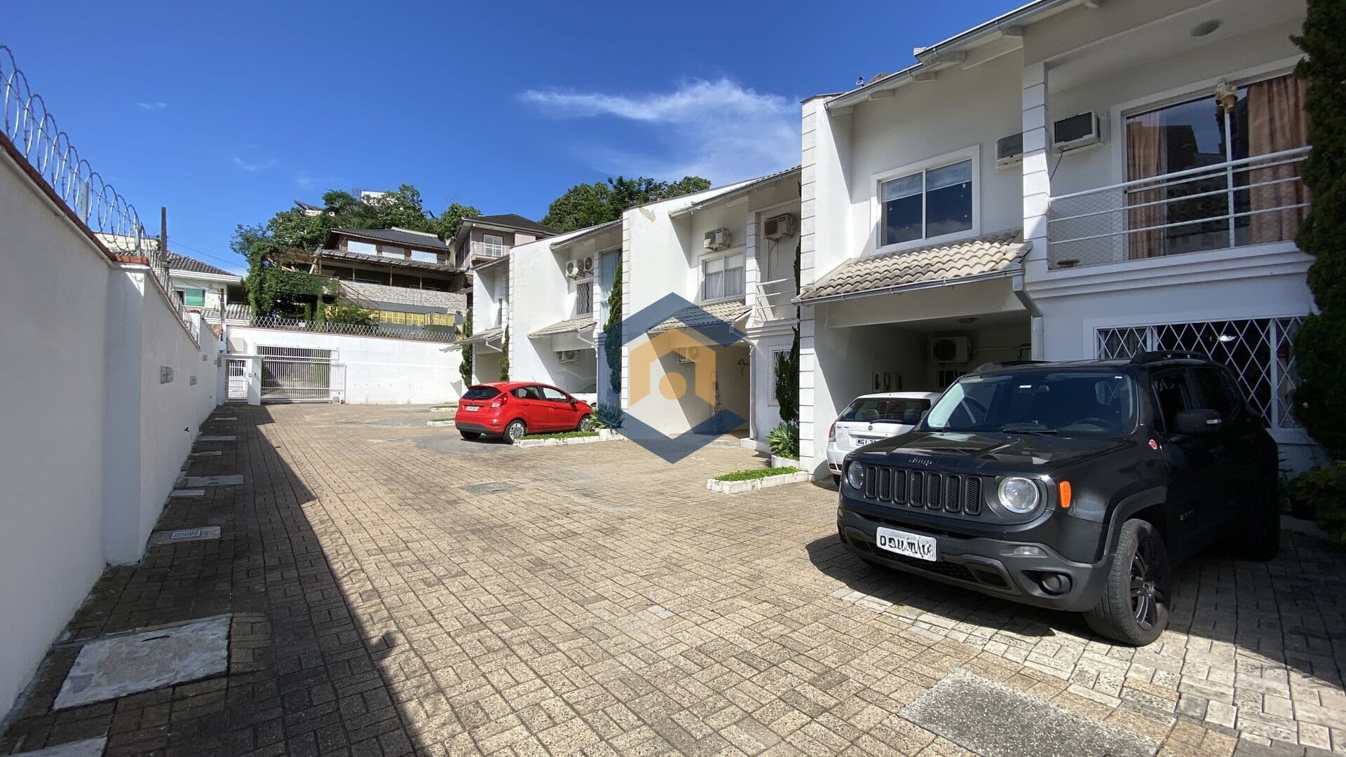 Casa em Condomínio Fechado com 1 suíte + 3 quartos