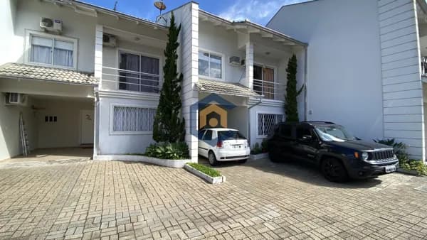 Casa em Condomínio Fechado com 1 suíte + 3 quartos