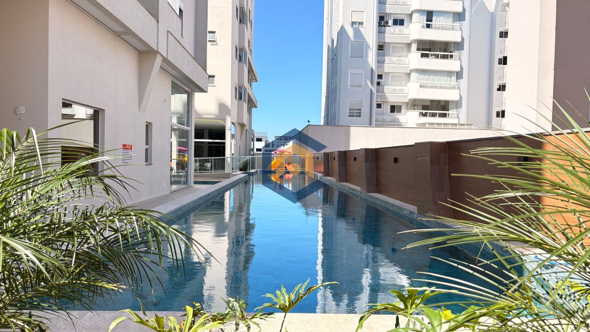 Apartamento com 3 suítes e 2 vagas de garagem a venda no bairro América em Joinville/SC