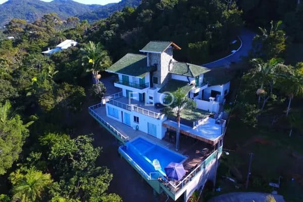 Casa de Alto Padrão no Estaleirinho – Vista Panorâmica e Exclusividade em Balneário Camboriú