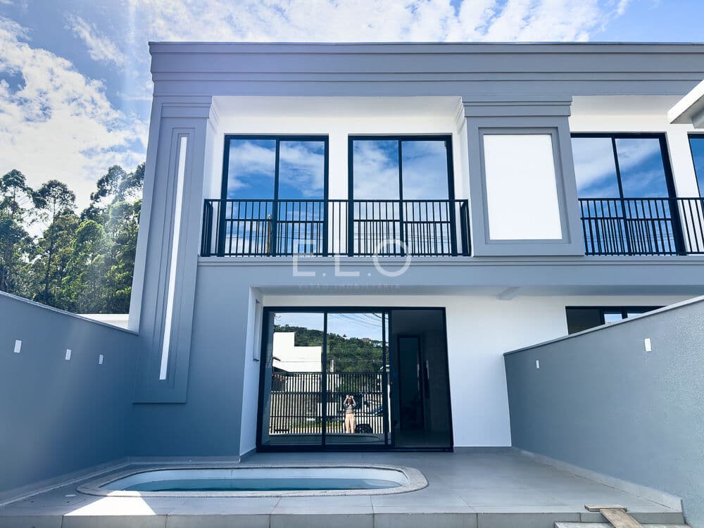 🏡 Sobrado de Alto Padrão em Camboriú – Viva com conforto e contato com a natureza!