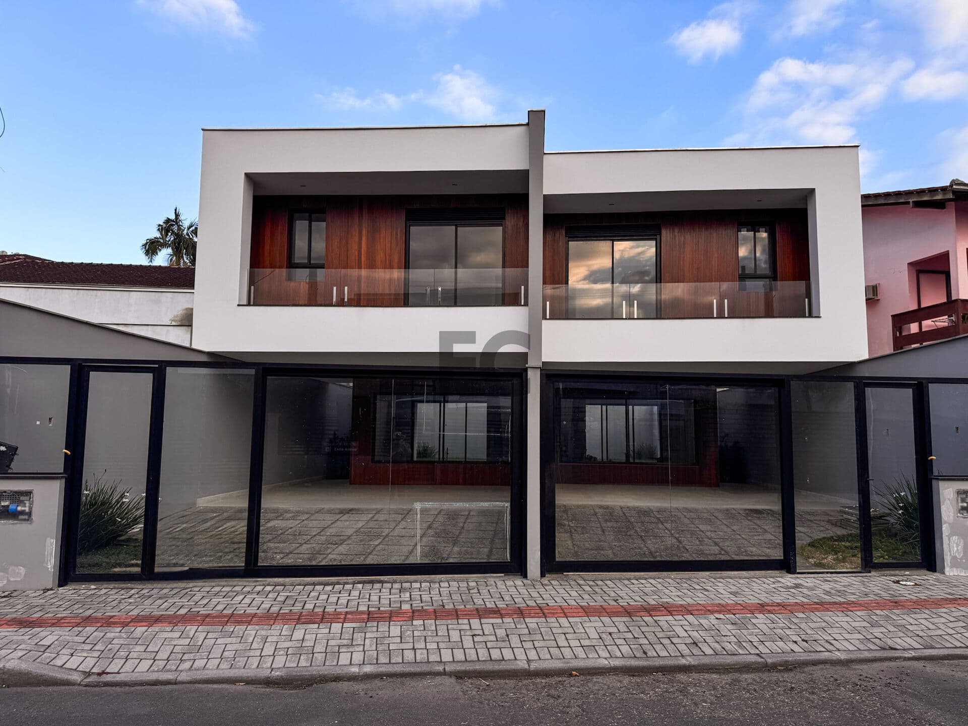 Sobrado geminado 3 suítes - Residencial Dionísio