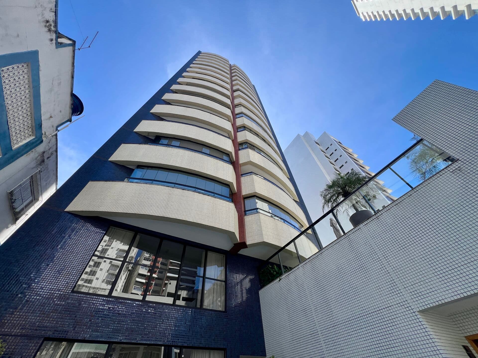 Apartamento Quarto e Sala, Andar Alto, 2 Vagas na Graça