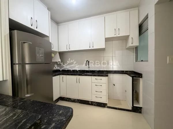 Apartamento recém reformado 2 quartos, 1 vaga, em Barreiros - São José
