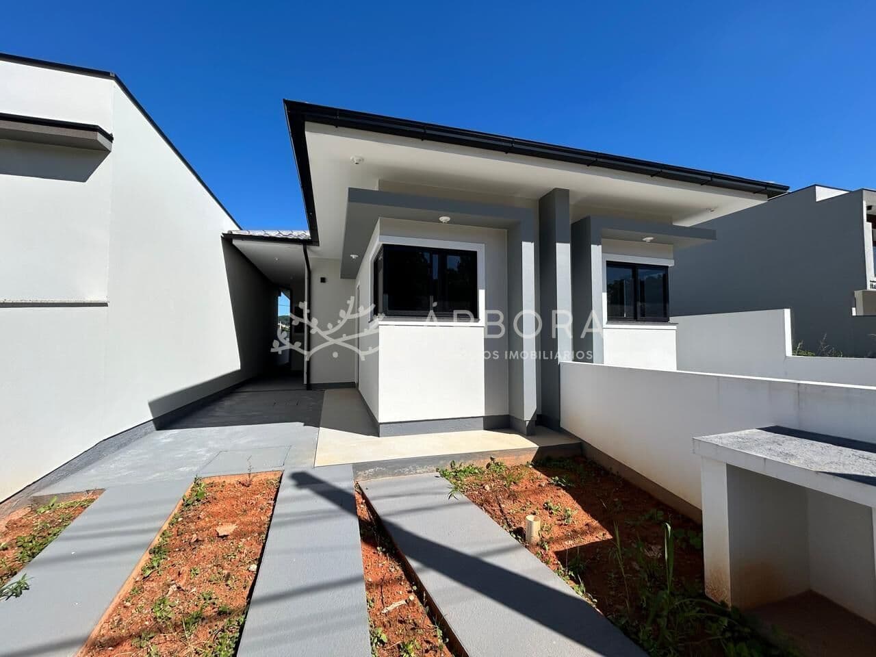 Casa nova pronta para morar com 2 quartos, 2 vagas, em Forquilhas - São José