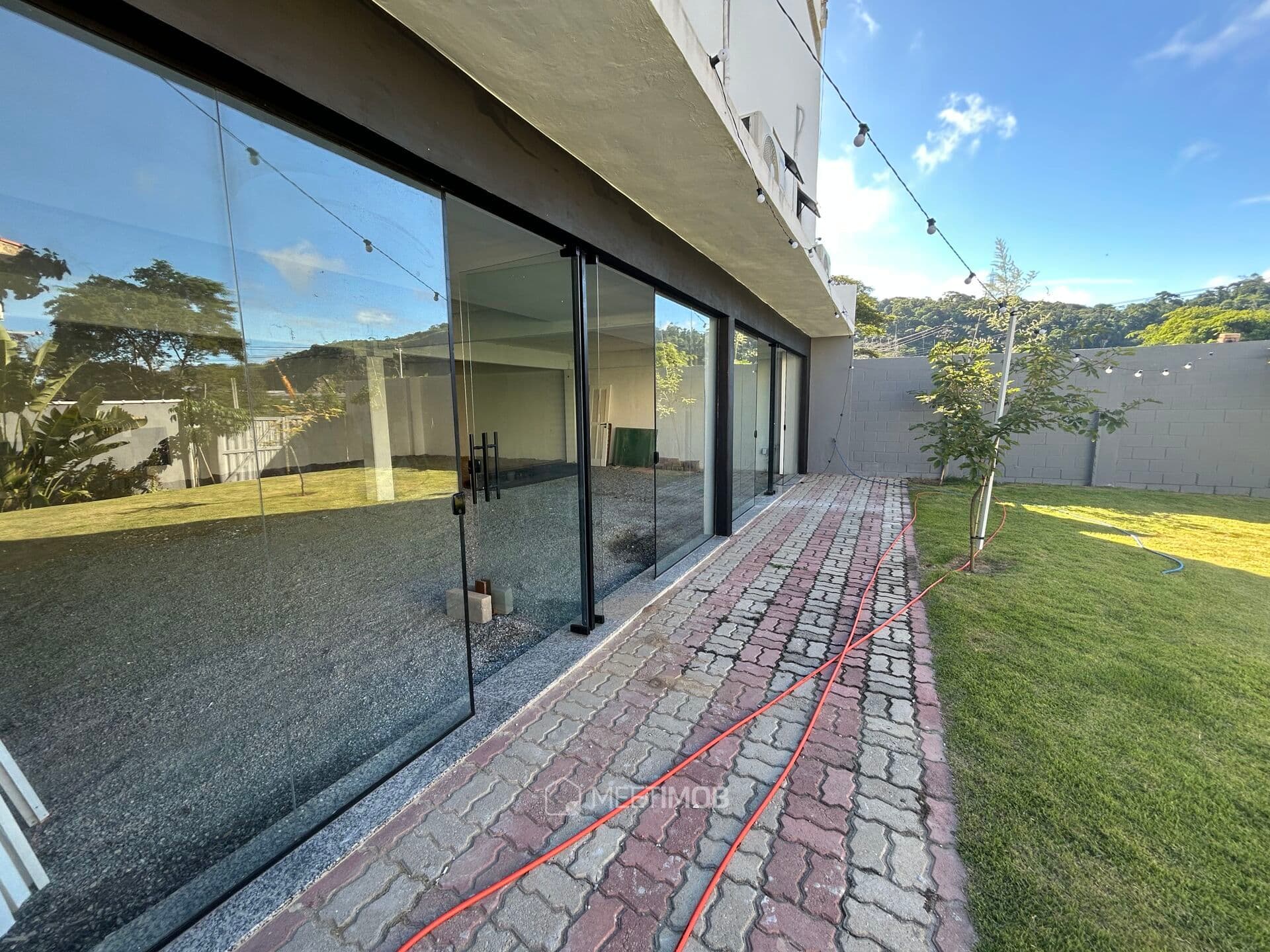 Sala comercial com jardim privativo no Jardim Guanabara, Macaé/RJ