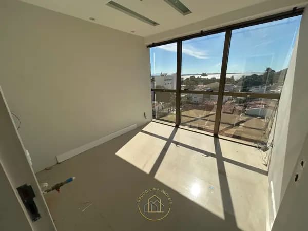 Sala comercial à venda em edifício no bairro Imbetiba, Macaé/RJ