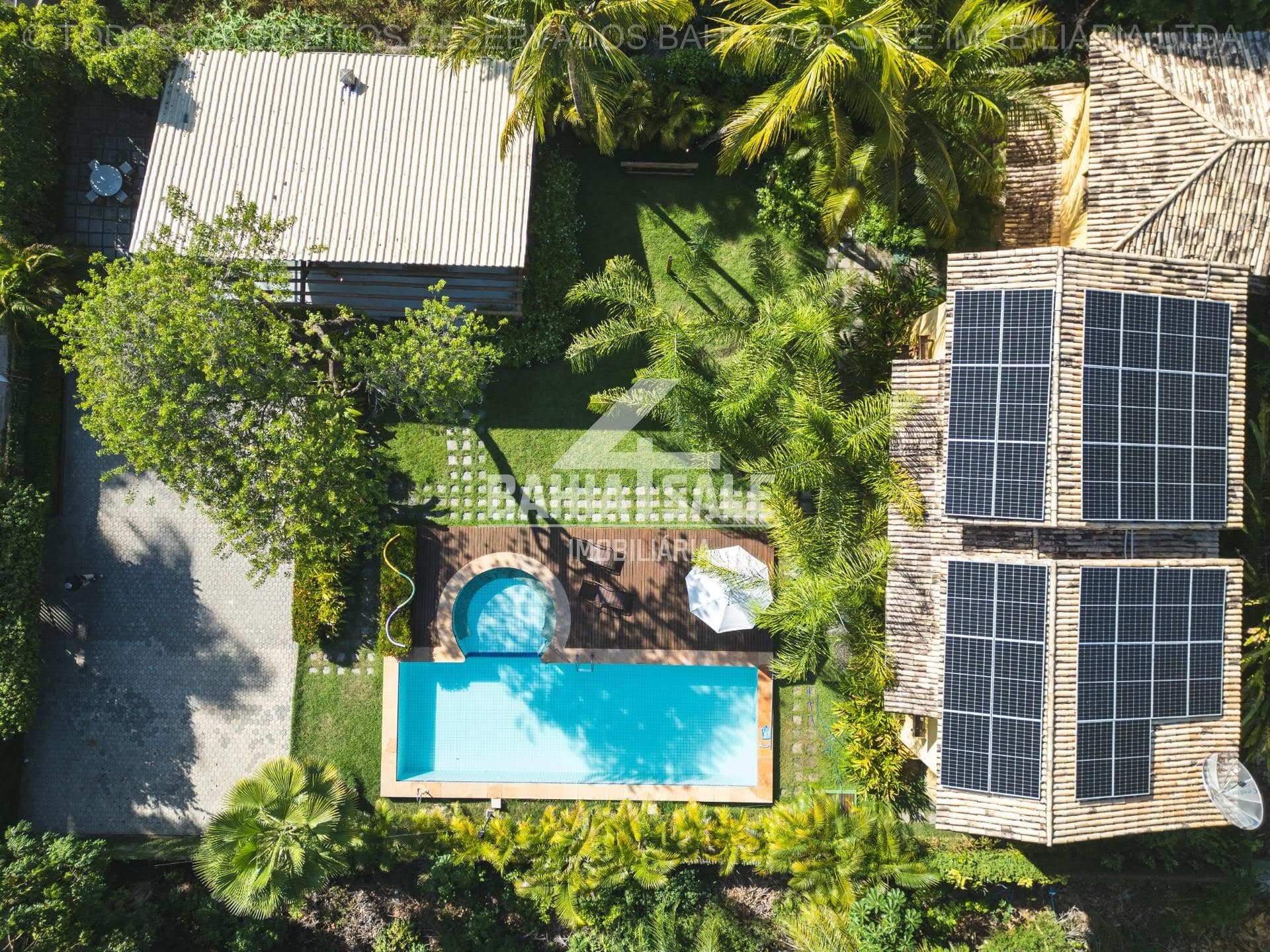 Casa de Luxo em Imbassaí: 5 Suítes, Piscina, Energia Solar e Perto da Praia para Morar ou Investir!