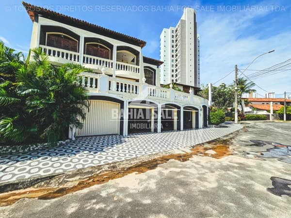 Casa no Caminho das Árvores: 5 Suítes, 700m² e Conforto Completo em Localização Premium!