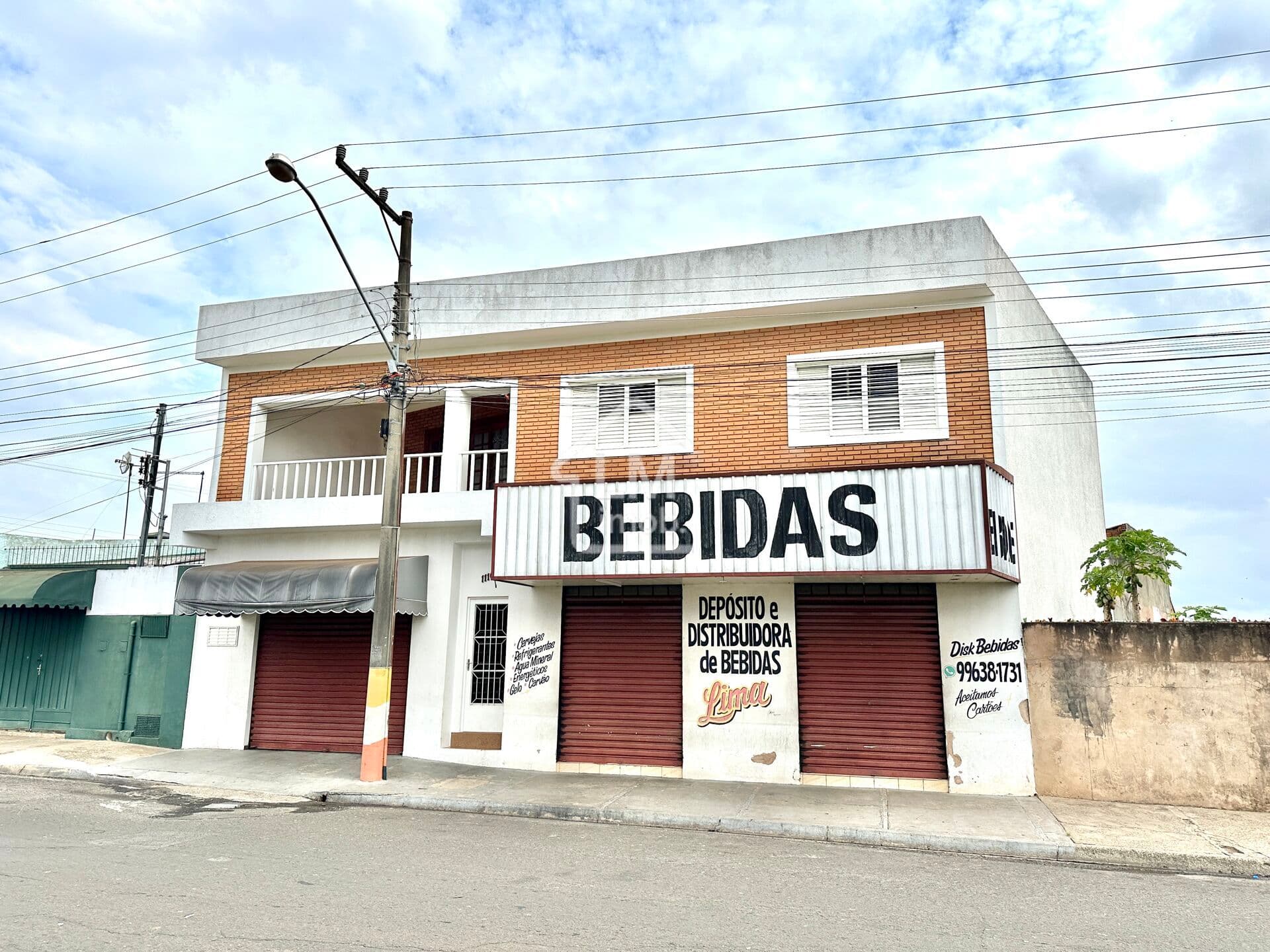 Sobrado com 2 pontos comerciais.