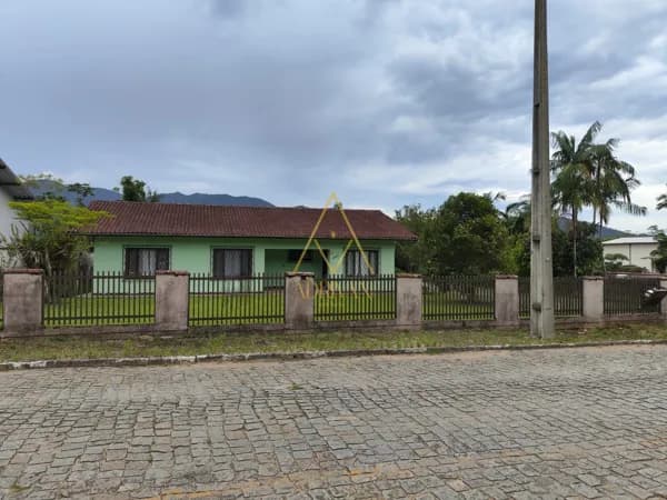 Casa Padrão no bairro Santa Luzia