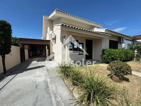 CASA BELÍSSIMA EM BAIRRO TRANQUILO