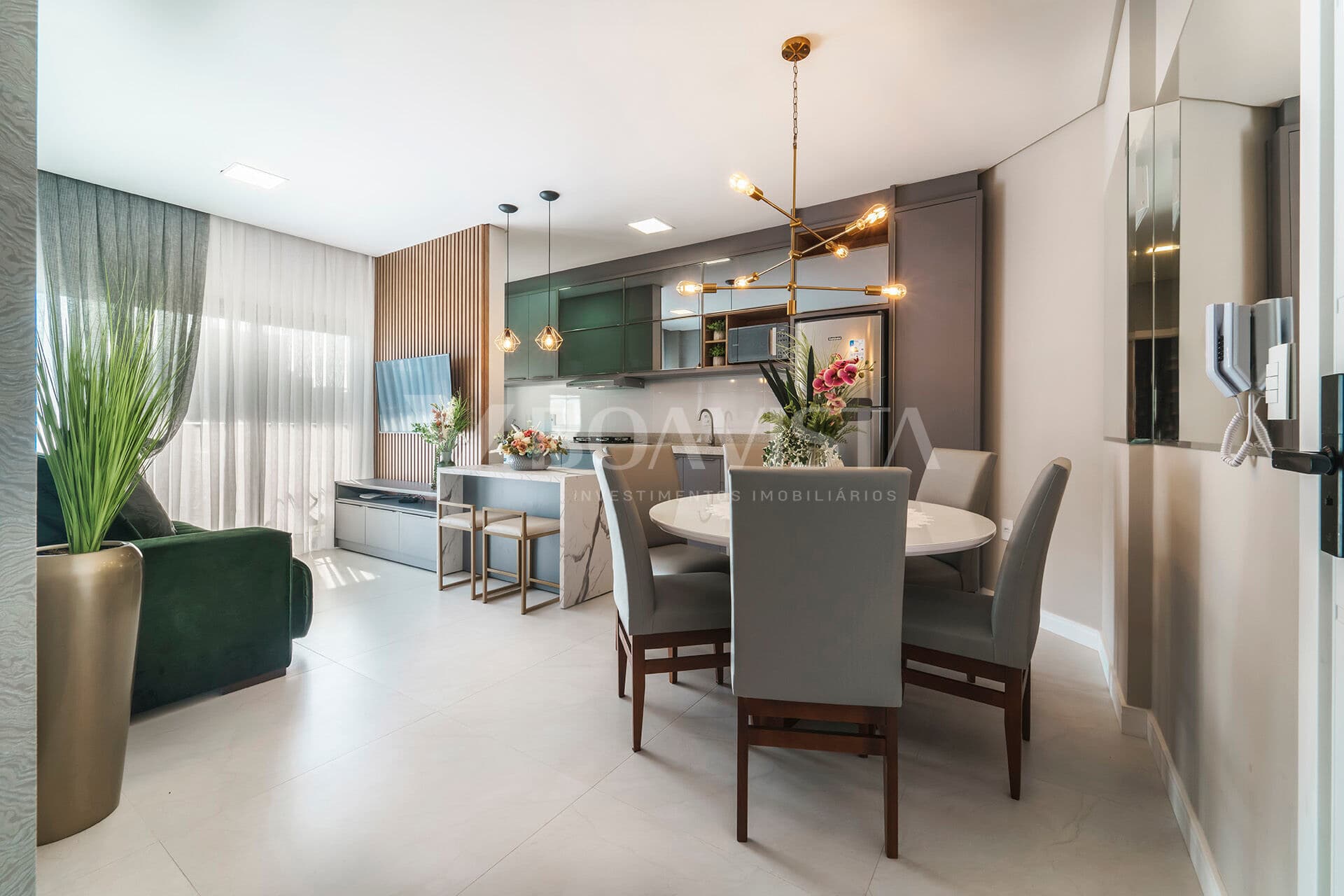 Apartamento de alto padrão exclusivo e mobiliado próximo ao mar à venda em Bombinhas