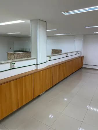 Prédio Comercial com entradas pela contorno e tupis.