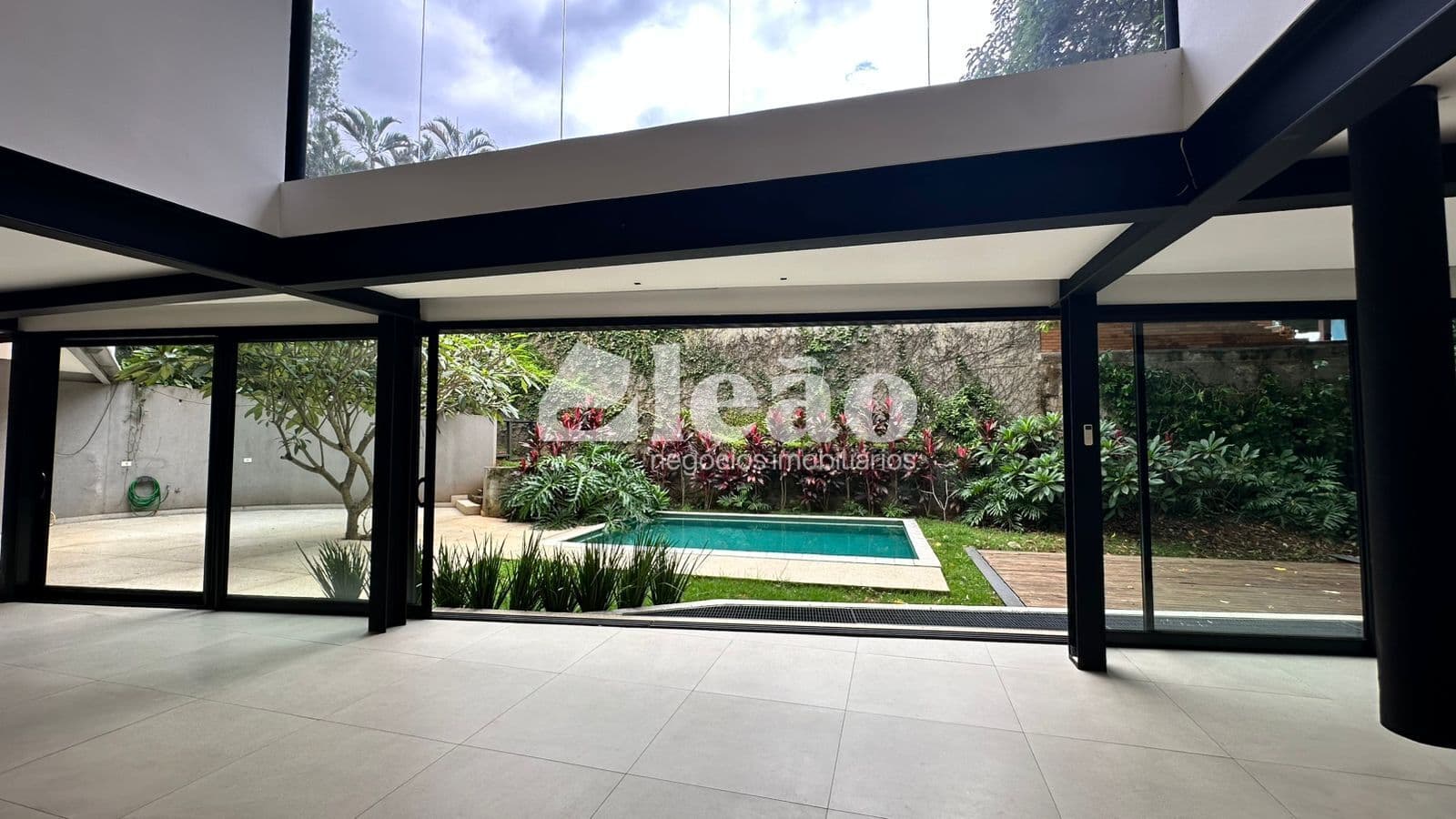 Casa à venda com 3 suítes no Condomínio Chácara Flora em Valinhos/SP – 823 m² de terreno