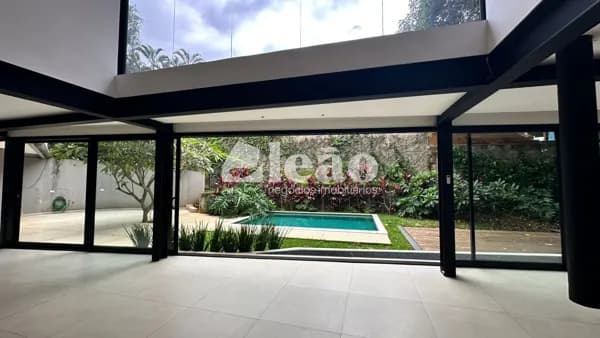 Casa à venda com 3 suítes no Condomínio Chácara Flora em Valinhos/SP – 823 m² de terreno