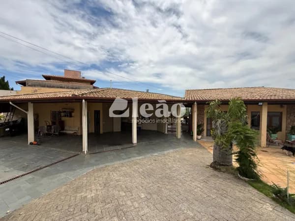 Casa estilo chácara com piscina à venda em Valinhos/SP