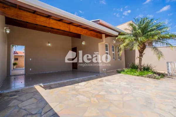 Casa térrea à venda com 03 quartos sendo 01 suite no bairro Jardim Panorama em Valinhos/SP