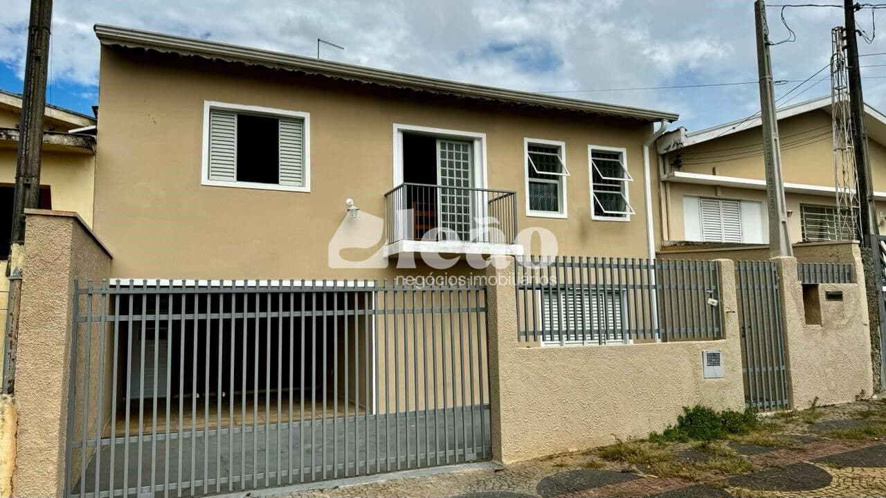 Casa à venda com 3 dormitórios, sendo 1 suíte no Bairro Castelo
