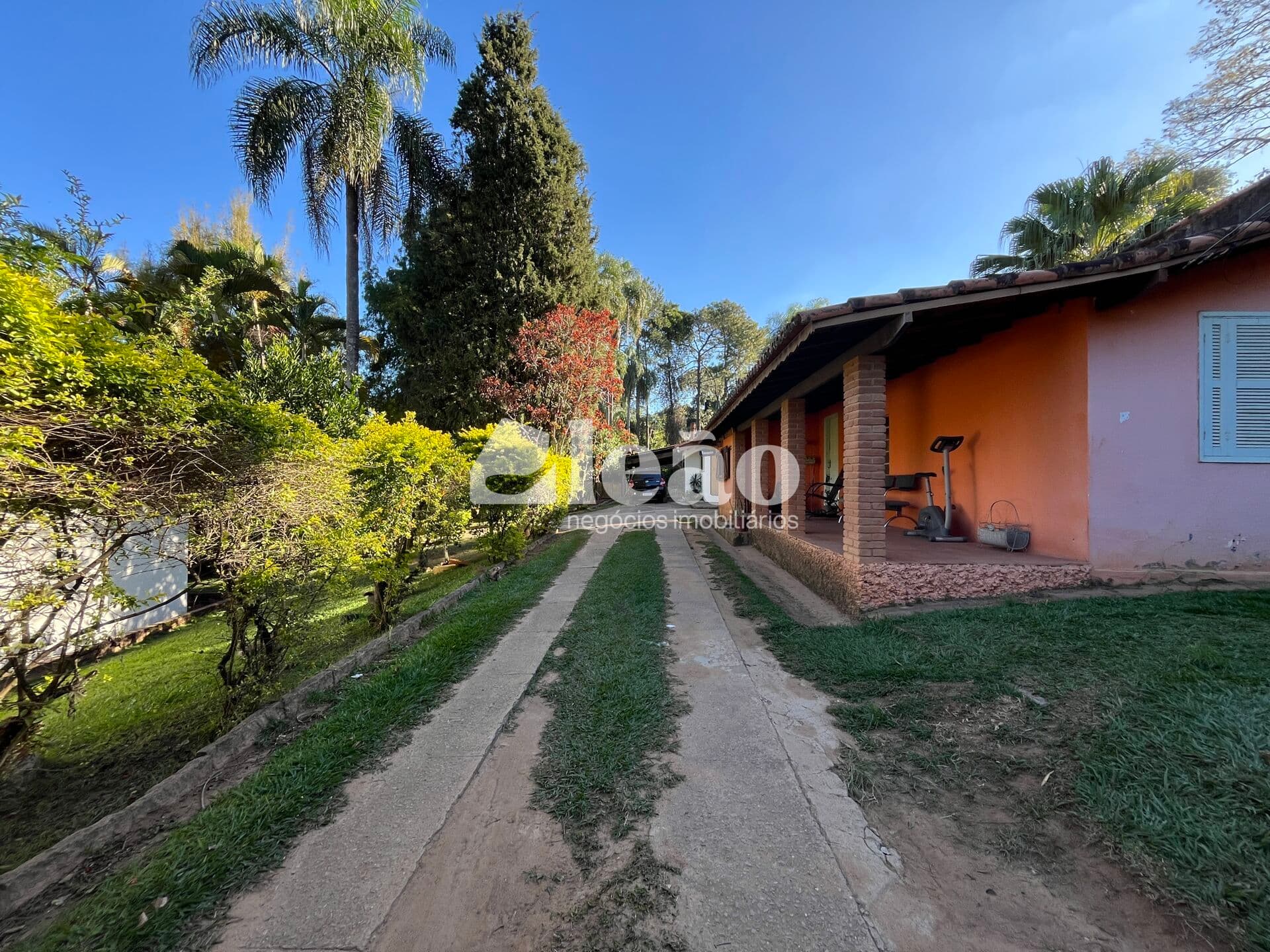 Chácara dos sonhos com 8.795 m² e lago.