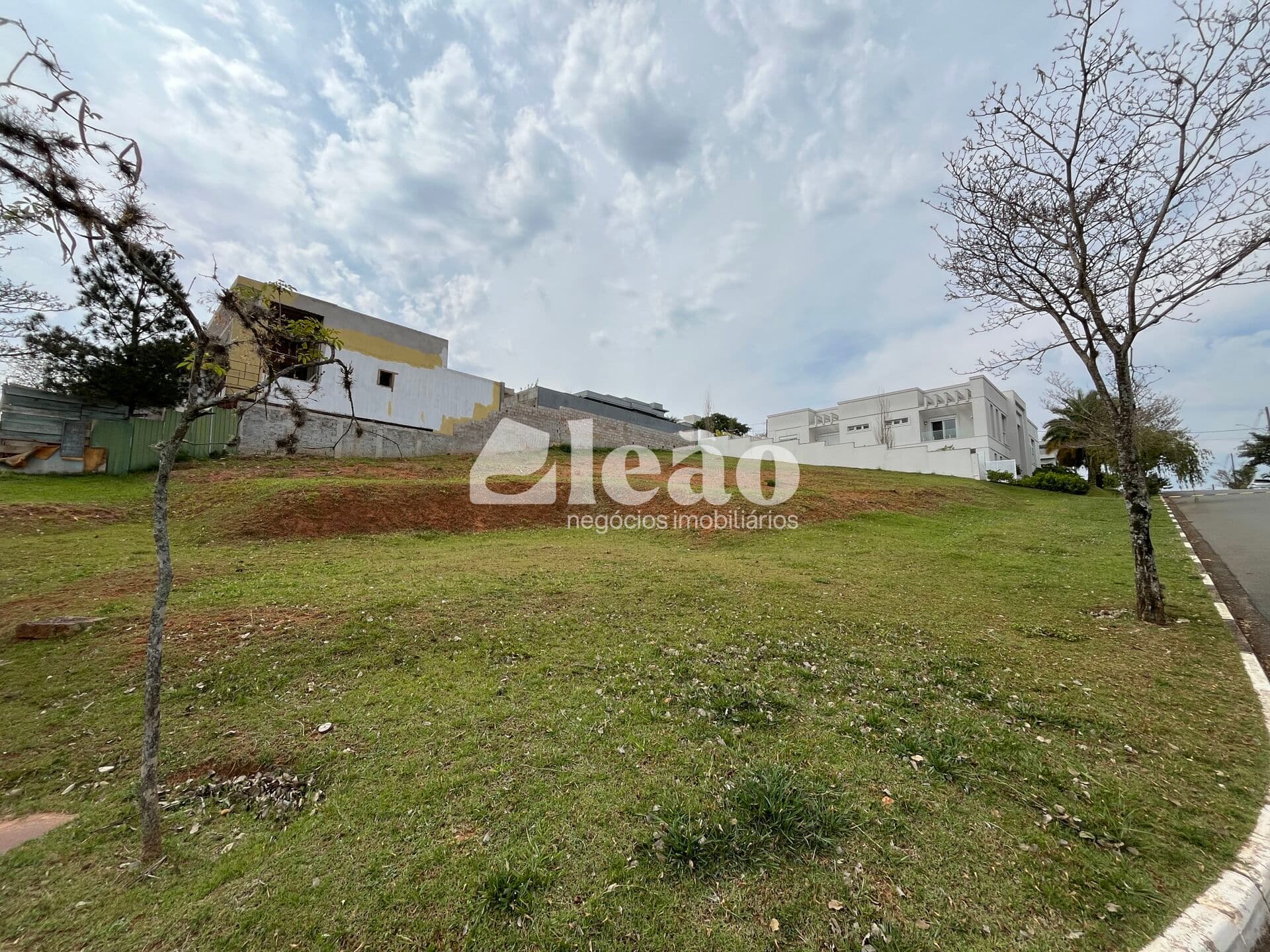 Terreno de esquina à venda no Condomínio Villa Lombarda