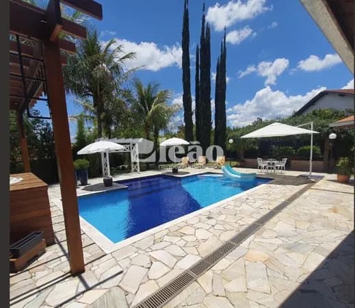 Excelente chácara à venda no Clube de Campo Valinhos, em localização privilegiada.