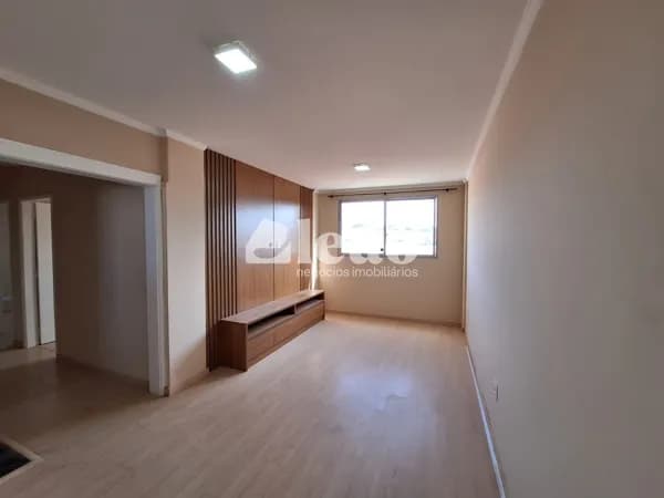 Apartamento reformado com 2 quartos à venda no Condomínio Viviane