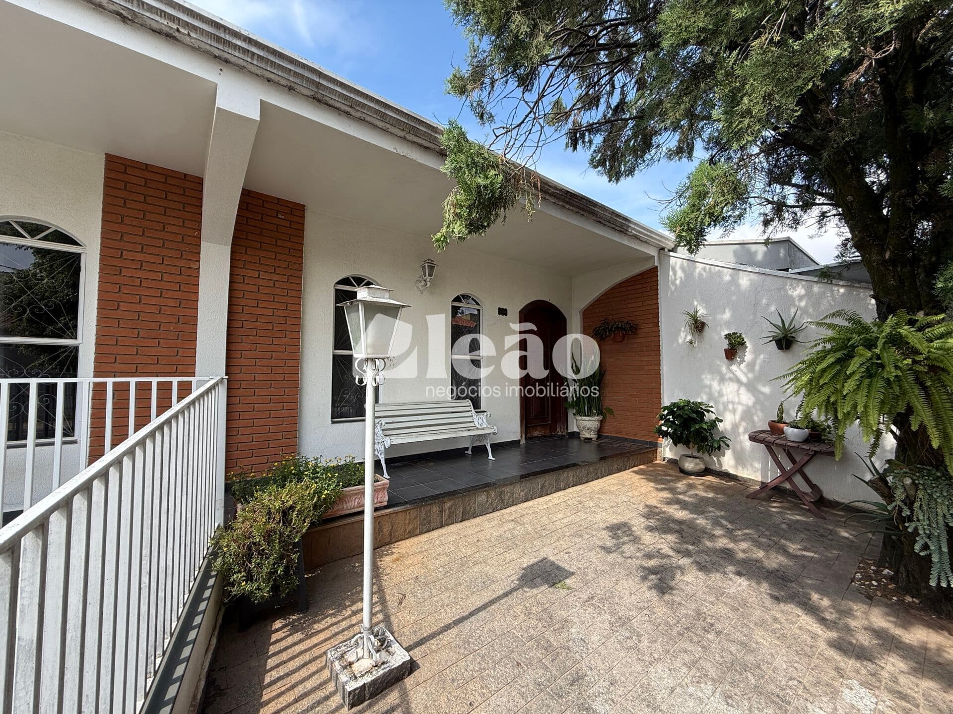 Casa à venda com 5 quartos, edícula completa e vista privilegiada no Jardim das Vitórias Régias – Valinhos/SP