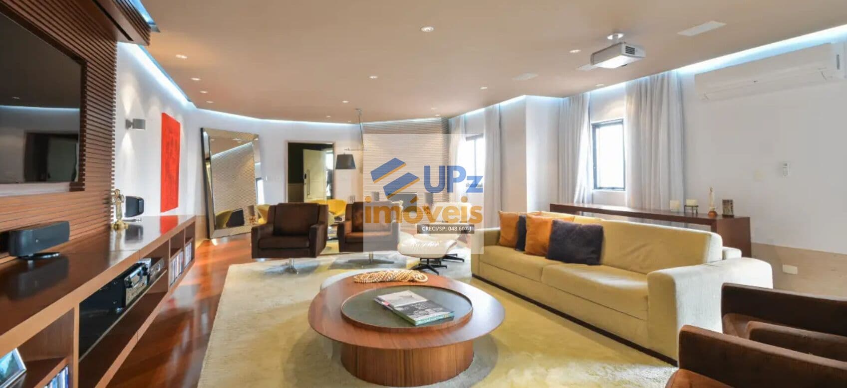 Apartamento alto padrão, 490 m², com 4 suites, sendo 3 com banheira, 4 vagas de garagem e 1 box fechado, e também dependência de empregados com quarto, sala e banheiro.