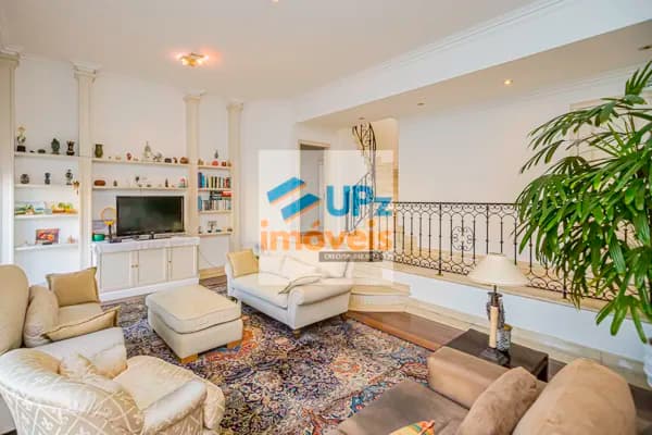 Apartamento Tríplex de alto padrão, 551 m² com 5 suítes, piscina, área gourmet, 8 vagas de garagem e depósito privativo.