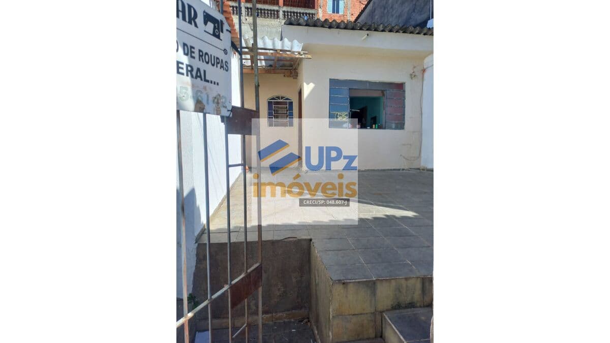 Casa com 3 dorms, quintal amplo e vaga de garagem no Santo Antônio em Osasco.