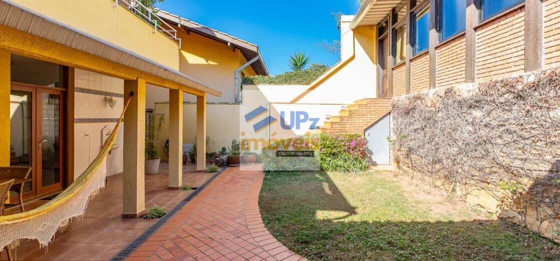Casa com 4 dorms, sendo 2 suítes, 4 vagas, móveis planejados e edícula com estúdio musical na Vila Madalena em São Paulo-SP