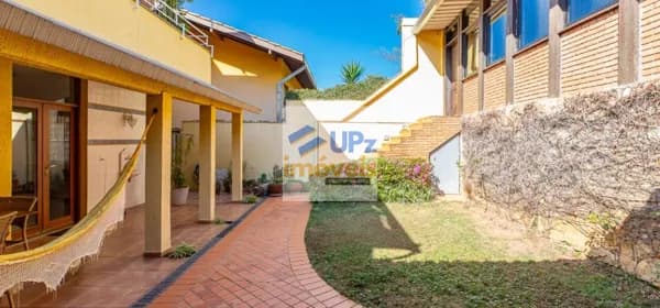Casa com 4 dorms, sendo 2 suítes, 4 vagas, móveis planejados e edícula com estúdio musical na Vila Madalena em São Paulo-SP