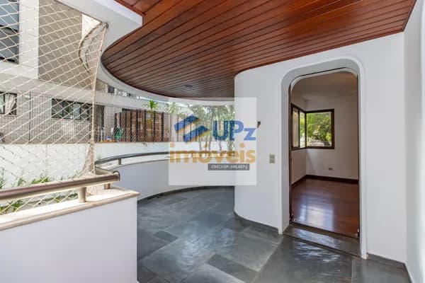Apartamento Alto Padrão, com 216m², com 4 dormitórios, sendo 2 suites, 5 banheiros, 2 vagas de garagem.