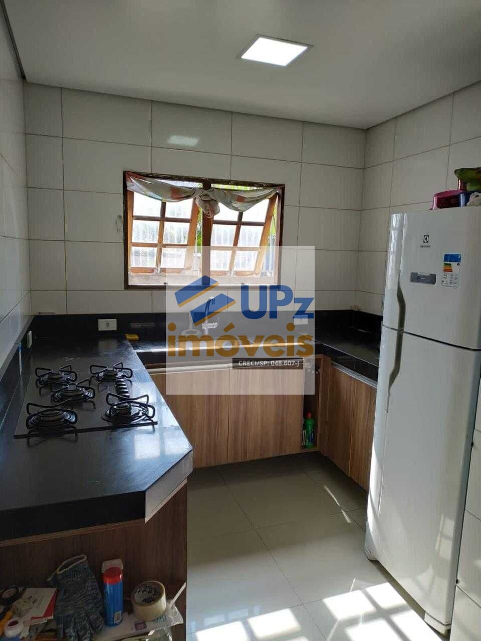 Casa com 4 dorms, 2 cozinhas, 2 vagas cobertas, lavanderia espaçosa no Parque das Nações em Barueri-SP
