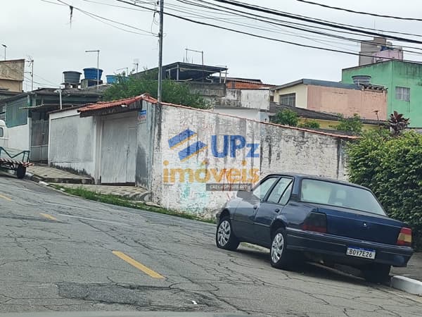 Terreno de Esquina à Venda no Jardim Roberto em Osasco-SP com Casa Antiga