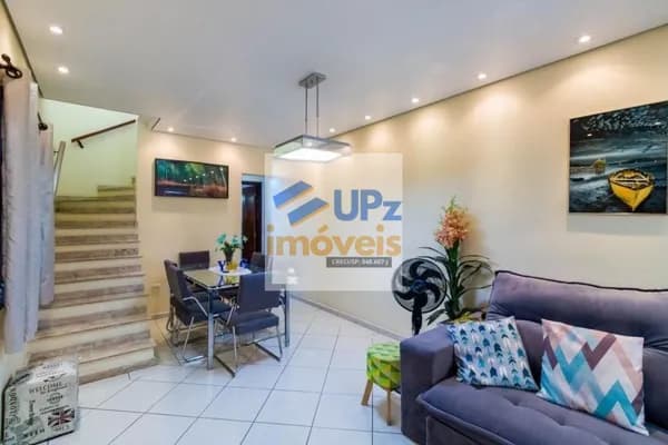 Belíssima casa sobrado com 138m², com 3 dormitórios, sendo 1 suite, 2 banheiros, 2 vagas de garagem, com varanda e churrasqueira.