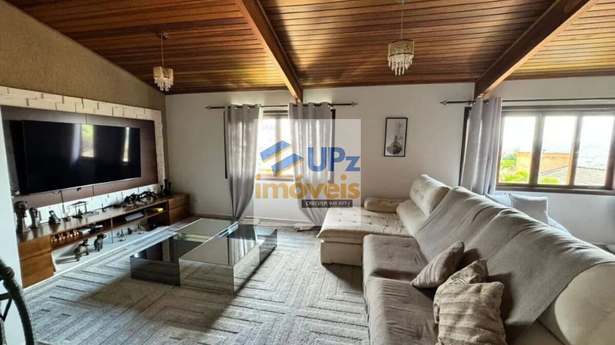 Casa em Condomínio com 3 dorms, 260m² com 3 vagas na Granja Viana em Cotia-SP