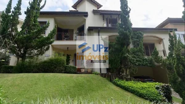 Casa no Residencial 4 em Alphaville com 4 dorms sendo 2 suítes, 416m², vagas cobertas em Barueri-SP