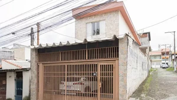 Casa com 3 dorms, 2 banheiros, 241m² com 2 vagas cobertas no Cipava em Osasco-SP.