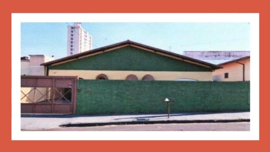 UM TERRENO COM UMA CASA EDIFICADA, COM FRENTE PARA A RUA COMENDADOR PEDRO STEFANINI, VILA CARMELO, BOTUCATU/SP