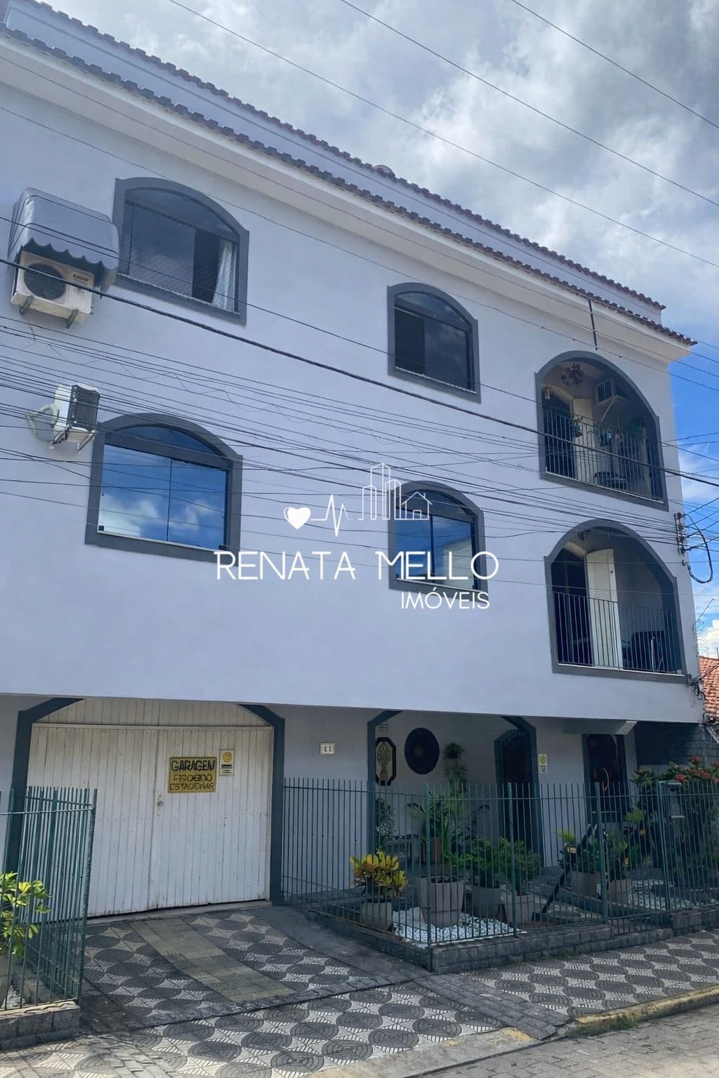 Apartamento de primeiro andar recém reformado com dois quartos, sendo uma suíte e vaga de garagem ampla