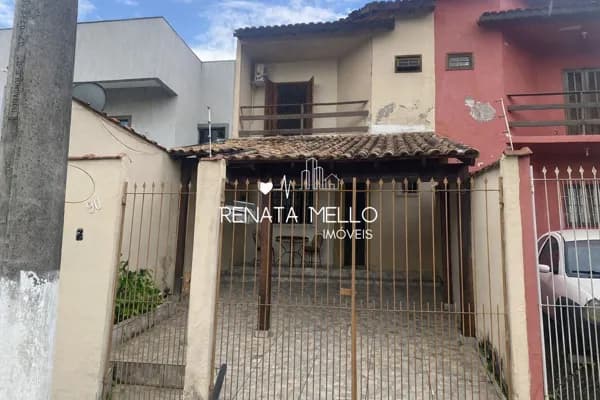 Casa duplex com 2 suítes, garagem coberta e área externa com espaço gourmet