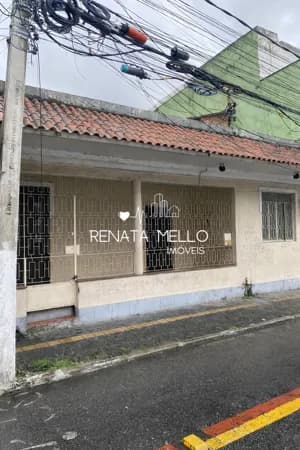 Casa ampla de dois andares localizada em uma das principais avenidas do centro de Resende, com excelente visibilidade e fácil acesso, ideal tanto para moradia quanto para fins comerciais